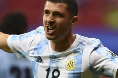 Argentina's Guido Rodriguez celebrates after scoring against Uruguay during their Conmebol Copa America 2021 football tournament group phase match at the Mane Garrincha Stadium in Brasilia, on June 18, 2021. (Photo by EVARISTO SA / AFP)Editoria: SPOLocal: BrasíliaIndexador: EVARISTO SASecao: soccerFonte: AFPFotógrafo: STF<!-- NICAID(16206953) -->