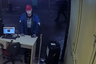 A Polícia Civil divulgou na manhã desta quinta-feira (4) imagens do homem que entregou no guarda-volumes da Estação Rodoviária uma mala com o tórax de uma mulher dentro. <!-- NICAID(16116839) -->