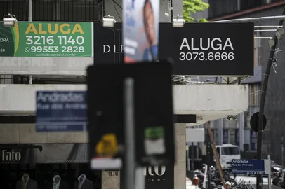Porto Alegre, RS, Brasil, 26-10-2023: Placas de aluguel na rua dos Andradas. Vacância de imóveis no Centro Histórico. Nos últimos anos, quantidade de salas e prédios para alugar na região central aumentou. Foto: Mateus Bruxel / Agência RBS<!-- NICAID(15579857) -->