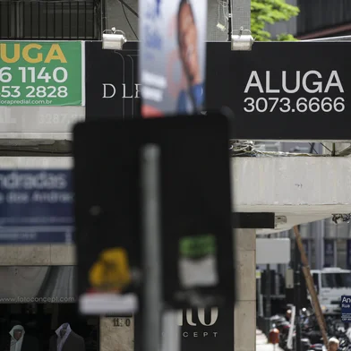 Porto Alegre, RS, Brasil, 26-10-2023: Placas de aluguel na rua dos Andradas. Vacância de imóveis no Centro Histórico. Nos últimos anos, quantidade de salas e prédios para alugar na região central aumentou. Foto: Mateus Bruxel / Agência RBS<!-- NICAID(15579857) -->