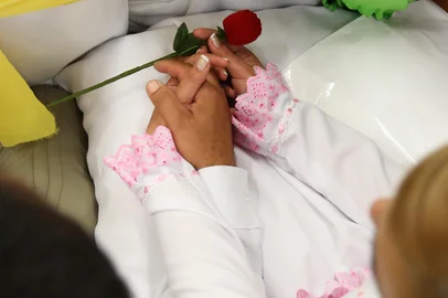 SANTANA DO LIVRAMENTO, RS, BRASIL, 14-09-2014:Santana do Livramento realizou neste sábado a polêmica cerimônia de casamento coletivo de 28 casais que incluiu um par homossexual. Mesmo transferido do CTG Sentinelas do Sul para o fórum do município em função de um incêndio, o clima gauchesco foi mantido, com participantes pilchados e mulheres vestidas de prenda, entre elas a juíza Carine Labres, que tornou possível a cerimônia. Completavam os adornos da festa algumas bandeiras coloridas do movimento LGBT.(FOTO: Carlos Macedo/Agencia RBS, Notícias)<!-- NICAID(10825831) -->
