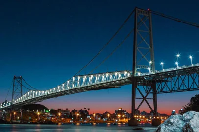 Felipe Carneiro/Santur / Divulgação Ponte Hercílio Luz iluminada, em Florianópolis, capital de SC<!-- NICAID(15454448) -->