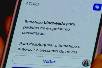 Esquema invade sistema do INSS e permite a contratação de empréstimos em nome de aposentados sem que eles saibam - Foto: Rodrigo Prado/RBS TV<!-- NICAID(15743255) -->