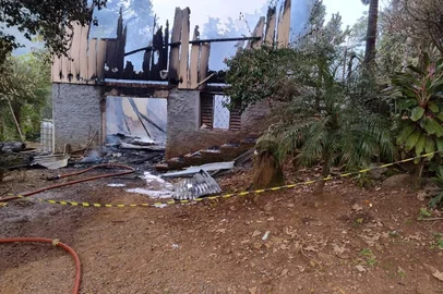 Incêndio deixa uma pessoa morta em Monte Belo do SulAs chamas atingiram uma moradia localizada na Linha Colussi na manhã desta sexta-feira (11)<!-- NICAID(16078447) -->