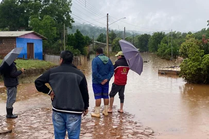 Centenas de famílias estão sem energia elétrica em Iraí, no norte do Estado, desde a noite de segunda-feira (16),<!-- NICAID(15573088) -->