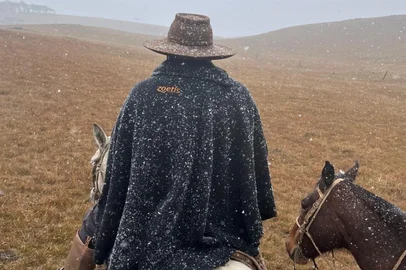 Alexandre José Pereira / Divulgação São José dos Ausentes, nos Campos de Cima da Serra, registrou neve na tarde deste domingo (6). Os flocos foram registrados na região do pico e cânion Monte Negro, a 1.403 metros de altitude, por volta de 15h30min. <!-- NICAID(16360433) -->