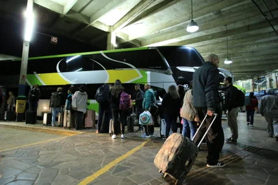 A Estação Rodoviária de Porto Alegre volta a ficar aberta dia, noite e madrugada a partir desta quinta-feira (4). Os últimos testes de energia no terminal foram concluídos nessa terça-feira. Dessa forma, vai ser possível usar todos os 72 boxes da estação. A operação era restrita a 18 boxes onde originalmente ocorriam os desembarques.Fotos: Ronaldo Bernardi/Agencia RBS<!-- NICAID(15805328) -->