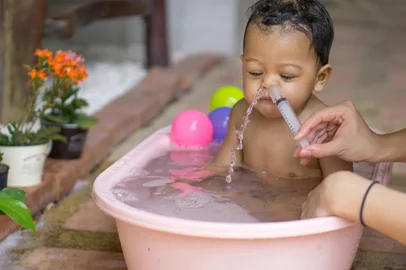 Lavagem nasal infantil. Foto: pkproject / stock.adobe.comFonte: 109054940<!-- NICAID(15111503) -->