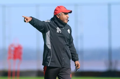 Roger Machado em treino do Inter antes do jogo contra o Fluminense pelo Brasileirão.<!-- NICAID(16049557) -->