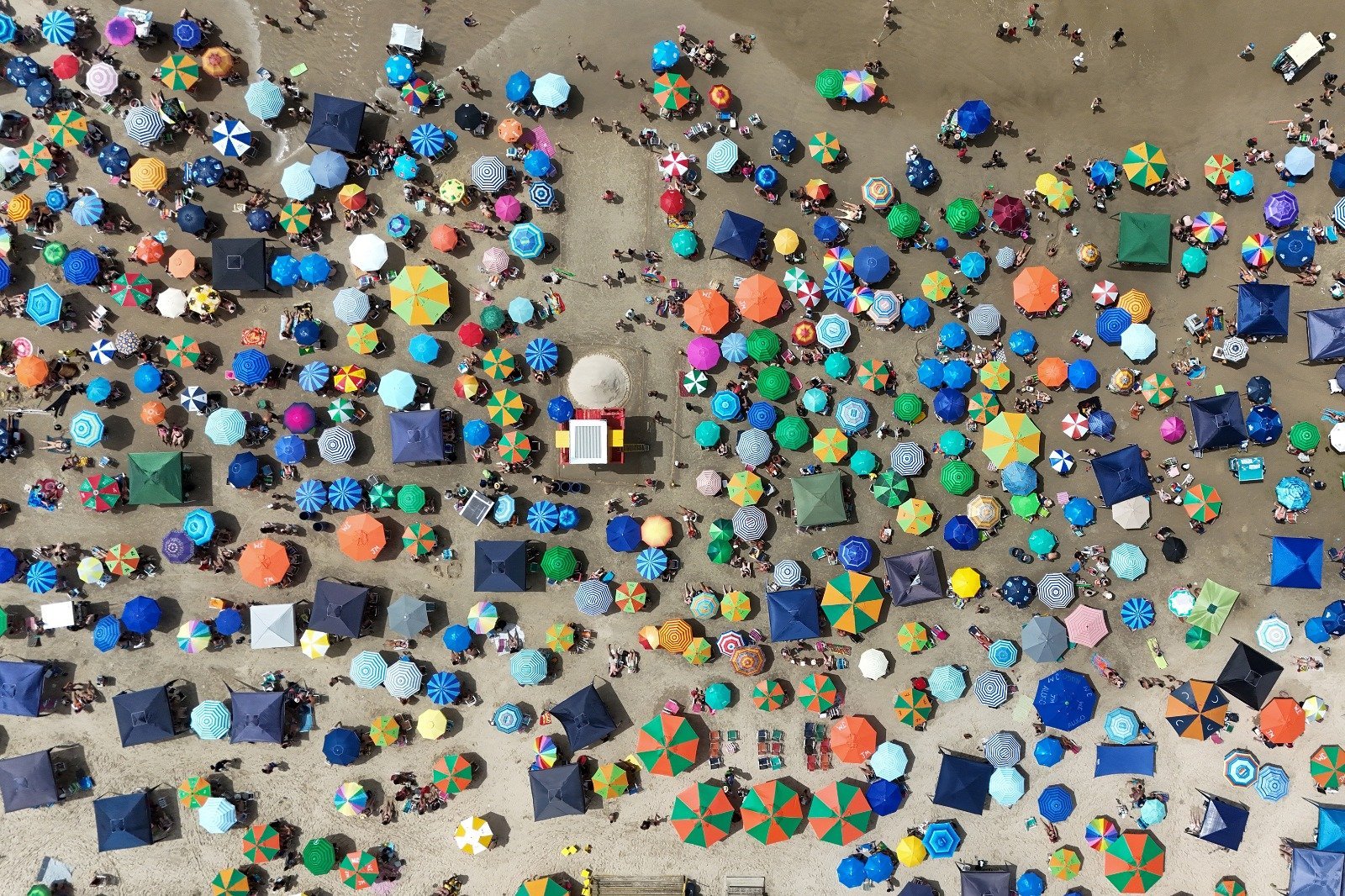 Chap&eacute;u "maluco" e chimarr&atilde;o &agrave; beira-mar: Torres tem praia lotada no domingo de Carnaval