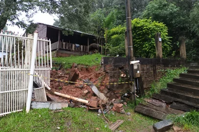 Deslizamento causa interdição de vinte casas em Nova Santa Rita<!-- NICAID(15795177) -->