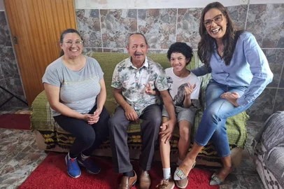 Cristina Ranzolin e a família de Cachoeirinha que estreou o projeto Na Tua Casa nesta segunda (1º).<!-- NICAID(16115127) -->