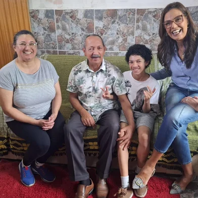 Cristina Ranzolin e a família de Cachoeirinha que estreou o projeto Na Tua Casa nesta segunda (1º).<!-- NICAID(16115127) -->