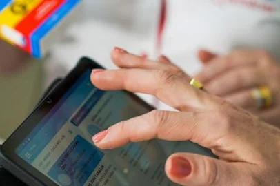 Empresa caxiense Mercanet e a farmacêutica EMS para fornecimento de um software de força de vendas e CRM que conectará os 3 mil vendedores à área comercial do laboratório. Na foto: vendedora da Farmacêutica EMS utilizando sistema da MercanetEmpresa 100% caxiense, a Mercanet tem no seu portfólio grandes nomes como M. Dias Branco, Grupo Legrand, Grupo Boticário, Eucatex, Wickbold, Farmacêutica EMS, Soprano, Blue Ville, Orquídea Alimentos, Altenburg, Embelleze, Mor, Parati, Grupo Brinox, Fini, Peccin, Piraquê, Fruki, Inquine e Florestal.<!-- NICAID(14743892) -->
