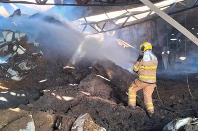 Bombeiros finalizam combate à incêndio de ervateira em Machadinho<!-- NICAID(15828006) -->