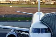 PORTO ALEGRE, RS, BRASIL, 13-09-2016: Avião na pista do Aeroporto Internacional Salgado Filho. Prevendo as concessões do aeroporto Salgado Filho e das BRs 101, 116, 290 e 386 no Rio Grande do Sul, o presidente Michel Temer anunciou nesta terça-feira (13) um pacote de 25 projetos de privatizações para as áreas de aeroportos, portos, ferrovias, rodovias, áreas de exploração de petróleo e distribuidoras de energia. (Foto: Mateus Bruxel / Agência RBS)<!-- NICAID(12438745) -->
