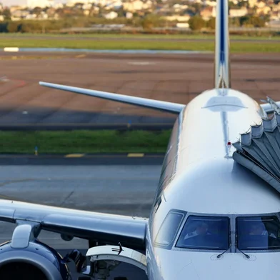 PORTO ALEGRE, RS, BRASIL, 13-09-2016: Avião na pista do Aeroporto Internacional Salgado Filho. Prevendo as concessões do aeroporto Salgado Filho e das BRs 101, 116, 290 e 386 no Rio Grande do Sul, o presidente Michel Temer anunciou nesta terça-feira (13) um pacote de 25 projetos de privatizações para as áreas de aeroportos, portos, ferrovias, rodovias, áreas de exploração de petróleo e distribuidoras de energia. (Foto: Mateus Bruxel / Agência RBS)<!-- NICAID(12438745) -->