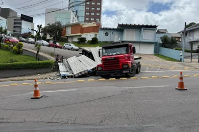 Acidente com caminhão carregado com blocos de concreto causa bloqueio em rua de Bento Gonçalves<!-- NICAID(16206492) -->