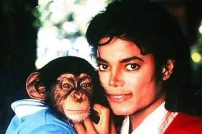 Michael Jackson segurando seu Chmipanzé de estimção, Bubbles<!-- NICAID(15798314) -->