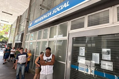 Após anúncio de abertura no final de semana, agência do INSS no Centro Histórico permanece fechada neste sábado e registra filas. <!-- NICAID(16210881) -->