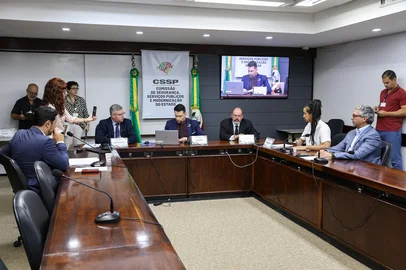 A Comissão de Serviços Públicos da Assembleia Legislativa sabatinou, nesta quinta-feira (27), o advogado Ricardo Giuliani Neto, que foi indicado pelas empresas para um dos assentos na cúpula da Agência Estadual de Regulação dos Serviços Públicos Delegados (Agergs) — órgão responsável por fiscalizar empresas de setores como energia elétrica e saneamento.<!-- NICAID(16004942) -->