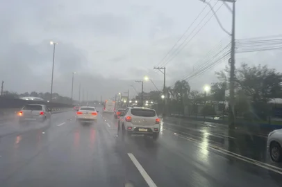 Guilherme Milman / Grupo RBS Chuva atinge o Rio Grande do Sul nesta quinta-feira. Há engarrafamento na BR-116, em Esteio.<!-- NICAID(16345188) -->