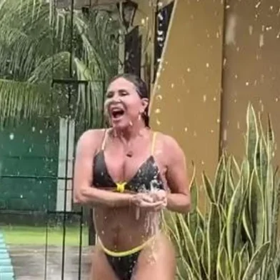 Gretchen rebate críticas após banho de chuva: "As pessoas não sabem curtir a vida"<!-- NICAID(15335667) -->