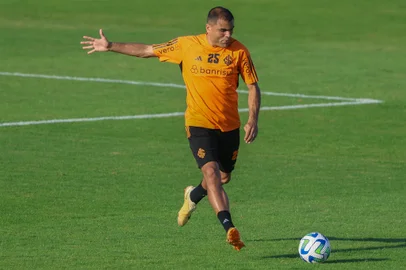 O zagueiro Gabriel Mercado participa de treino do Inter no CT Parque Gigante.<!-- NICAID(15519591) -->