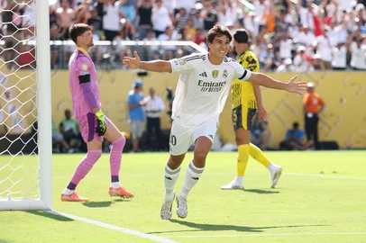 Gonzalo Garcia, camisa 30 do Real Madrid, comemora o primeiro gol de sua equipe durante a partida das quartas de final da Copa do Mundo de Clubes da FIFA 2025 entre Real Madrid CF e Borussia Dortmund<!-- NICAID(16074116) -->
