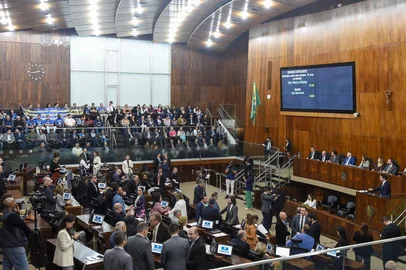 Na sessão plenária desta terça-feira (16), os parlamentares devem apreciar quatro projetos de lei que tratam do reajuste dos subsídios de integrantes de poderes e órgãos autônomos. A votação estava prevista para a última terça-feira (9), mas, por acordo de líderes, ela foi adiada em uma semana.