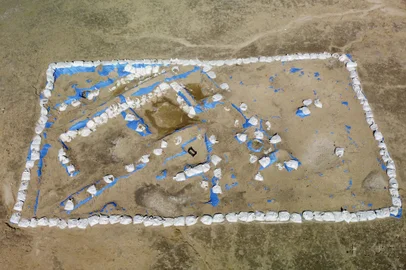 An aerial picture shows a general view of the newly-excavated trench which may have contained an inn with a cooling area for food storage, at the site of the ancient city-state of Lagash, in Iraq's al-Shatra district of the southern Dhi Qar province on February 11, 2023. - Italian and US archaeologists excavating in Lagash in southern Iraq have unearthed a Sumerian "tavern" nearly 5,000 years old, complete with benches, a cooling system acting as a refrigerator, and bowls containing leftover food. (Photo by Asaad NIAZI / AFP)Editoria: ACELocal: Ash Sha?rahIndexador: ASAAD NIAZISecao: archaeologyFonte: AFPFotógrafo: STR<!-- NICAID(15350059) -->