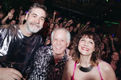 Patricia Parenza e Diego de Godoy com Nelson Motta na Gudinaite no Rio de Janeiro.<!-- NICAID(15902710) -->