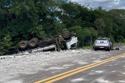 Imagem do acidente na BR-386 em Carazinho.<!-- NICAID(16265007) -->