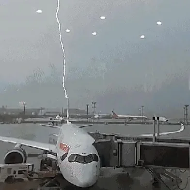 Passageiro filma momento exato em que raio atinge avião no Aeroporto Internacional de São Paulo<!-- NICAID(15962966) -->