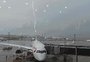 Passageiro filma momento exato em que raio atinge avião no Aeroporto Internacional de São Paulo