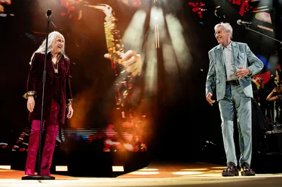 Caetano Veloso e Maria Bethânia subiram ao palco para encerrar a turnê conjunta em uma apresentação de cerca de duas horas em Porto Alegre.Indexador: DF<!-- NICAID(16001459) -->