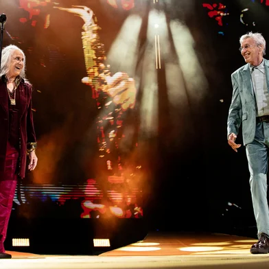 Caetano Veloso e Maria Bethânia subiram ao palco para encerrar a turnê conjunta em uma apresentação de cerca de duas horas em Porto Alegre.Indexador: DF<!-- NICAID(16001459) -->