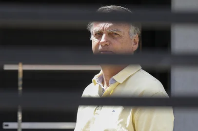 Former Brazilian President Jair Bolsonaro gestures from his residence in Brasilia on September 3, 2025. Brazil's Supreme Court on Tuesday began verdict deliberations in the trial of former president Jair Bolsonaro, who is accused of plotting a coup to attempt to retain power after he lost the 2022 election. (Photo by Sergio Lima / AFP)Editoria: POLLocal: BrasíliaIndexador: SERGIO LIMASecao: trialsFonte: AFPFotógrafo: STR<!-- NICAID(16116384) -->