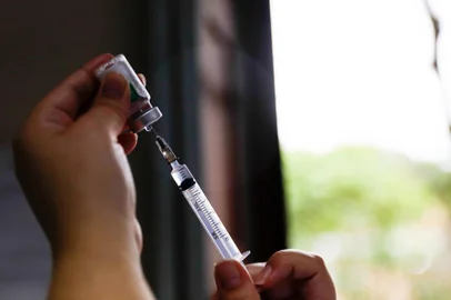 PORTO ALEGRE, RS, BRASIL, 06.05.2023: O Dia D de vacinação contra a gripe (Influenza) que ocorre neste sábado (06). A imunização será oferecida em 115 locais. A meta é atingir 90% de cada grupo prioritário até o fim da campanha, previsto para 31 de maio. Foto: Camila Hermes/Agencia RBS<!-- NICAID(15421949) -->