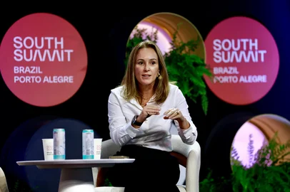 Porto Alegre, RS, Brasil. No South Summit Brazil 2026, a palestra sobre confiança na era da IA reúne Priscyla Laham (presidente da Microsoft Brasil) e Luciana Rodrigues para discutir os desafios e responsabilidades da tecnologia no mundo atual.<!-- NICAID(16251880) -->