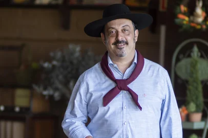 Cristiano Quevedo desembarca com a sua turnê comemorativa em Caxias do Sul nesta sexta-feira (13), na UCS Teatro, às 20h. Os ingressos ainda estão à venda, a partir de R$ 45 + taxas. <!-- NICAID(16057512) -->