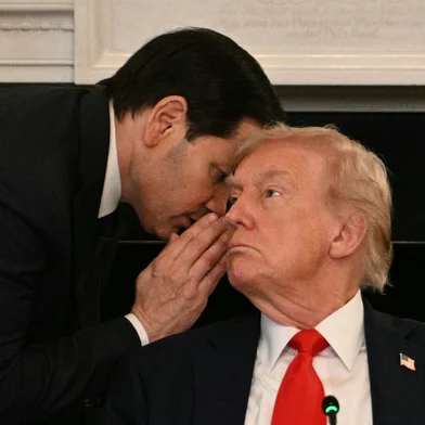 President Trump participates in a roundtable on ANTIFAUS Secretary of State Marco Rubio whispers in the ear of President Donald Trump during a roundtable about Antifa in the State Dining Room of the White House in Washington, DC, on October 8, 2025. (Photo by Jim WATSON / AFP)Editoria: POLLocal: WashingtonIndexador: JIM WATSONSecao: politics (general)Fonte: AFPFotógrafo: STF<!-- NICAID(16142388) -->