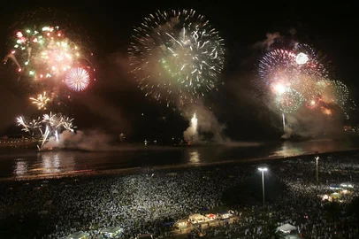 *** Ano Novo - AP ***Chegada do Ano Novo.Show de fogos de artifício na praia de Copacabana, no Rio de Janeiro. Fonte: AP Fotógrafo: Silvia Izquierdo<!-- NICAID(1049348) -->