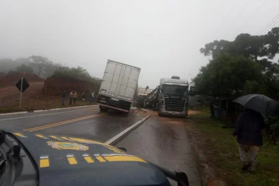 Motorista de ônibus morrem em acidente envolvendo outros dois caminhões na BR-285, em Muitos Capões<!-- NICAID(15772042) -->