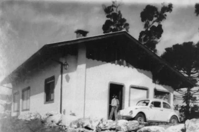 São 45 anos de uma história pra lá de saborosa. Falamos do tradicional Restaurante Colina Verde, em Nova Petrópolis, um dos destaques gastronômicos da Região das Hortênsias. Inaugurado em janeiro de 1980 pelo casal Marlene Ackermann Schwantes e Ido Schwantes (in memoriam), o estabelecimento nasceu do sonho de criar um espaço acolhedor para receber amigos, clientes e corais de canto - e a posição geográfica, uma bela colina de propriedade da família, logicamente acabou batizando o lugar. Na foto:  Ido Schwantes e seu Fusca na porta de casa.<!-- NICAID(16024142) -->