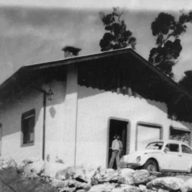 São 45 anos de uma história pra lá de saborosa. Falamos do tradicional Restaurante Colina Verde, em Nova Petrópolis, um dos destaques gastronômicos da Região das Hortênsias. Inaugurado em janeiro de 1980 pelo casal Marlene Ackermann Schwantes e Ido Schwantes (in memoriam), o estabelecimento nasceu do sonho de criar um espaço acolhedor para receber amigos, clientes e corais de canto - e a posição geográfica, uma bela colina de propriedade da família, logicamente acabou batizando o lugar. Na foto:  Ido Schwantes e seu Fusca na porta de casa.<!-- NICAID(16024142) -->