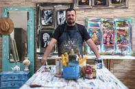 PORTO ALEGRE, RS, BRASIL, 03-12-2025: Ricardo Ribeiro utiliza janelas, portas, tábuas e outros materias descartados para produzir móveis e objetos de decoração. Além disso dá cursos de produção de artesanato sustentável como medida para diminuir o descarte irregular. Foto: Jonathan Heckler/Agência RBS<!-- NICAID(16179312) -->