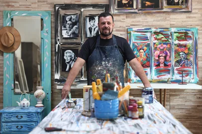 PORTO ALEGRE, RS, BRASIL, 03-12-2025: Ricardo Ribeiro utiliza janelas, portas, tábuas e outros materias descartados para produzir móveis e objetos de decoração. Além disso dá cursos de produção de artesanato sustentável como medida para diminuir o descarte irregular. Foto: Jonathan Heckler/Agência RBS<!-- NICAID(16179312) -->