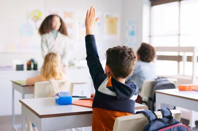 CineLens/peopleimages.com / stock.adobe.com Education, question and teacher with boy in classroom for learning, discussion and knowledge. Help, studying and hands raised with children and woman at school for why, scholarship and answerEducation, question and teacher with boy in classroom for learning, discussion and knowledge. Help, studying and hands raised with children and woman at school for why, scholarship and answer.Fonte: 663780001<!-- NICAID(16245332) -->