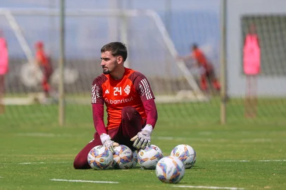 PORTO ALEGRE, RS, BRASIL, 15-02-2025: O goleiro Anthoni participa de treino do Inter no CT Parque Gigante. (Foto: Ricardo Duarte/Inter/Divulgação) <!-- NICAID(15990157) -->